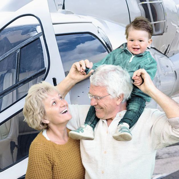 Grandparents and grandson in front of a helicopter - Air Loop Consulting - Exclusive tours